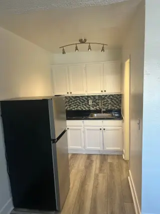 NEWLY RENOVATED BACHELOR UNIT WITH A/C, AVAILABLE NOW!!!!