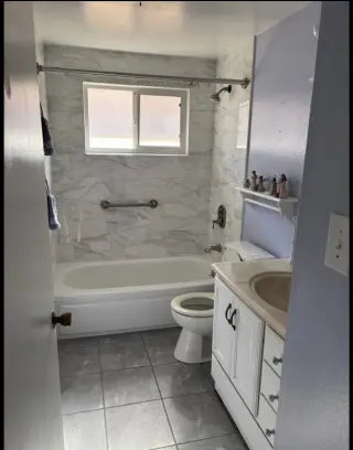 3 dormitorios y 2 baños. El amplio salón tiene una