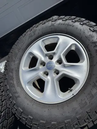 Juego de Rines de Jeep con Llantas Terra Trac AT