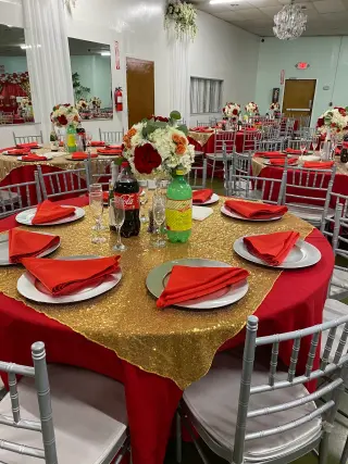Elegante Configuración de Mesa para Fiestas