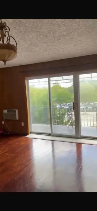 Corona  Duplex Apto. 2 Dormitorios Chimenea y Balcon 111st/ 55ave