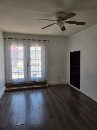 RENTO CUARTO AMPLIO CON BAÑO Y ENTRADA INDEPENDIENTE EN DOWNEY!!