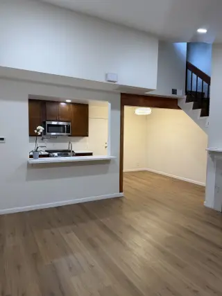 Townhouse 2 bed/ 2.5 bath