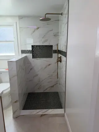 Renovación de Ducha Moderna con Diseño Elegante