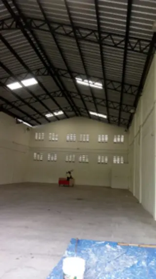 Alquilo Nave de 350 m2 en Zona Oriental