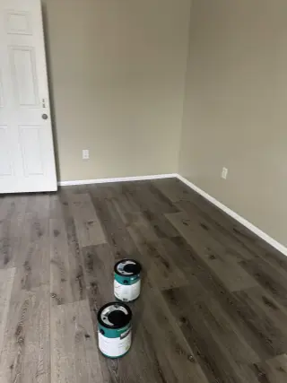 Habitación Renovada con Suelo Nuevo