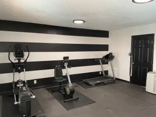 ¡Estudio brillante con gimnasio, piscina y estacionamiento disponible!
