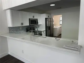 Se Renta Townhouse de una sola planta.