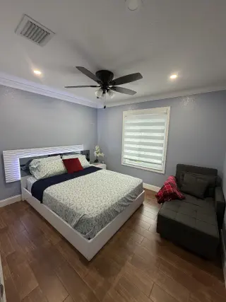 Bonito cuarto en casa de familia
