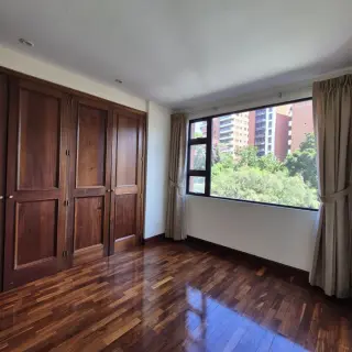 Apartamento amplio en alquiler en zona 10