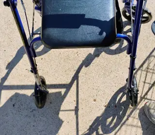 Rolling walker with a seat for Seniors