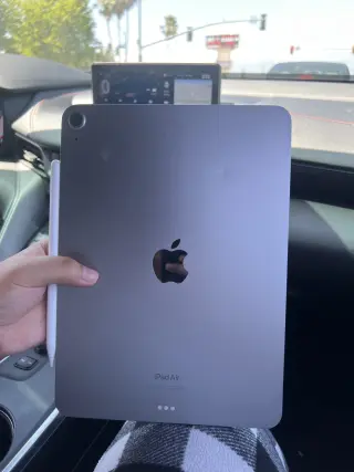 iPad de Apple usado con Apple Pencil y cargador