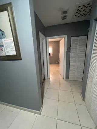 Habitación para UNA SOLA PERSONA**, con baño compartido y mini fregadero