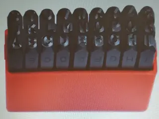 Juego de letras y números de golpe.
