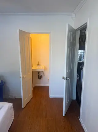 Cuarto con baño para hombre solo
