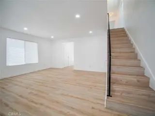 Bienvenido a esta residencia de dos plantas bellamente renovada.