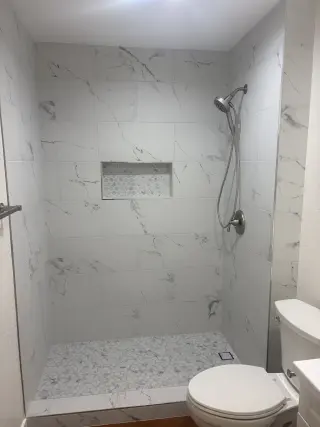 Renovación de Baño Moderno con Características Elegantes
