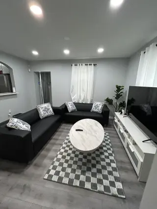 Hermosa propiedad de 3 habitaciones y 3 baños disponible para alquilar.