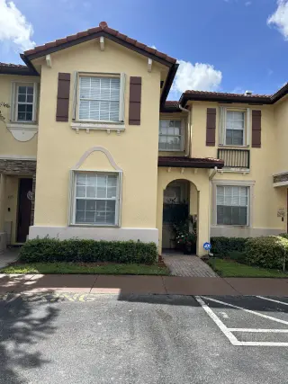 Townhouse 3 Bedroom 2 1/2 Bathroom