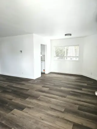 Hermoso Apartamento de 2 Rec / 1 Baño Totalmente Remodelado – Listo para Mudarse