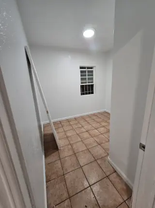 Casa De renta 2 cuartos 1 baño billes incluidos