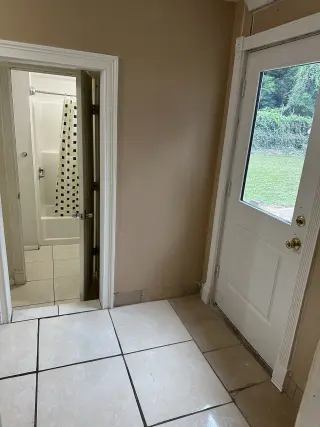 $750=AMPLIO CUARTO CON BAÑO INDEPENDIENTES DE CENTRICA CASA CERCA DE TODO