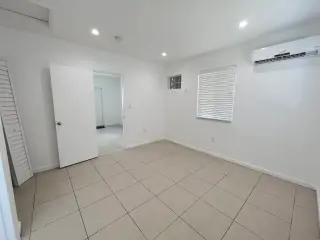Una casa muy linda de un dormitorio y un baño, bañada por el sol