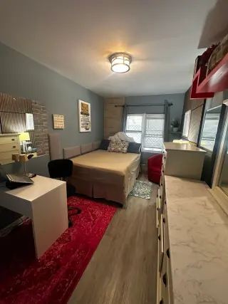 Cómoda Habitación Amueblada en Casa primer piso– Richmond Hill