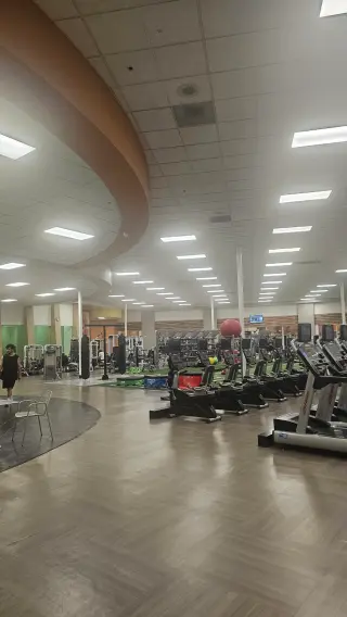 (Janitor) TRABAJA EN LA FITNESS Y ENTRENA GRATIS! (Part-Time) Limpieza
