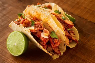 Tacos con tortillas hechas a mano