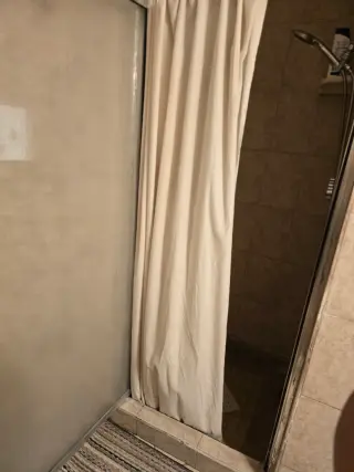 Habitación Alquiler en Vecindario Tranquilo para una mujer.
