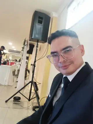 Animador de matrimonios cristianos, quinceañeras y todo evento social.