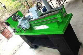Torno bueno de metro Pintado y ajustado