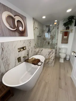 Renovación de Baño Moderno con Características Elegantes