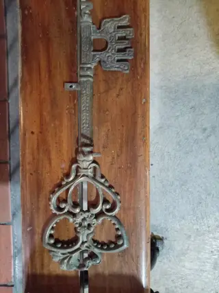 LLAVE DECORATIVA DE BRONCE PARA PARED