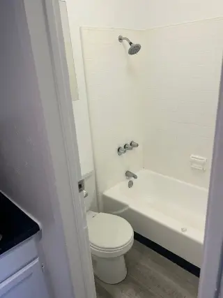 NEWLY RENOVATED BACHELOR UNIT WITH A/C, AVAILABLE NOW!!!!