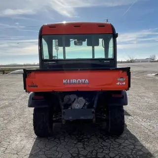 Vehículo Utilitario Kubota con Accesorio de Desbrozadora