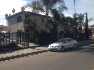 APT DE 3 RECAMARAS EN EL SUR DE LOS ANGELES. SE RENTA.