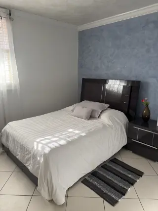 Acogedora Habitación con Cama Queen en Renta