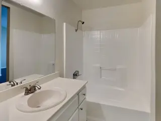 3 dormitorios, 2 baños, listo para habitar.