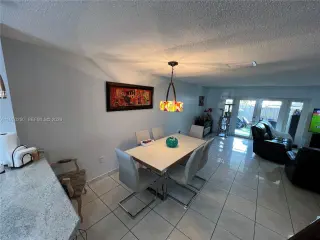 Hermoso Townhouse para la venta 2/2.5