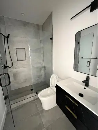 una distribución bien pensada de 1 dormitorio y 1 cuarto de baño  Reseda