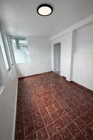 Encantadora casa renovada de dos niveles, a solo unos pasos de la calle Loíza.
