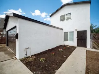 Bienvenido a esta residencia de dos plantas bellamente renovada.