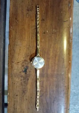 RELOJ AVON BANADO EN ORO BUEN ESTADO