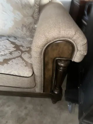 Sofá Elegante Tapizado con Cojines Decorativos