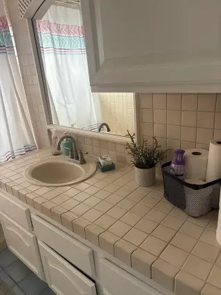 1BEDROOM AND 1BATHROOM AVAILABLE