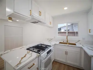 Bienvenido a esta residencia de dos plantas bellamente renovada.