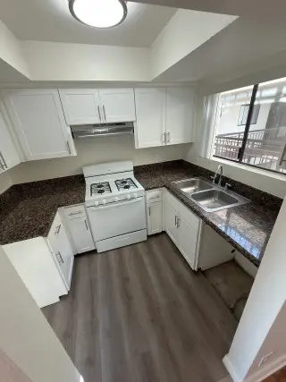 Glendale: 2 recámaras, 2 baños y balcón | $2,600/mes