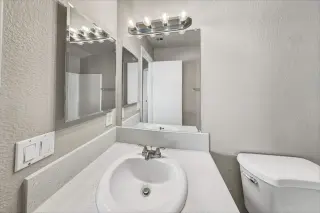 3 dormitorios, 2 baños, listo para habitar.